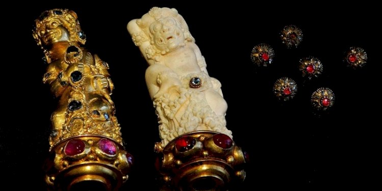 Kumpulan permata, batu mulia dan perak, "harta karun Lombok" diambil dari pulau Lombok di Indonesia pada tahun 1894/Net