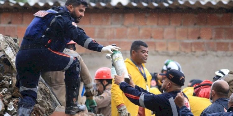 Tim penyelamat saat sedang mencari korban di antara puing-puing bangunan yang runtuh di Recife, negara bagian Pernambuco, Brasil pada Jumat, 7 Juli 2023/Reuters