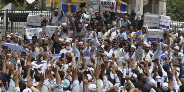Para pengunjuk rasa saat melakukan aksi demonstrasi pada Jumat, 7 Juli 2023 di Peshawar, Pakistan, untuk memprotes pembakaran Al Quran di Swedia/AP
