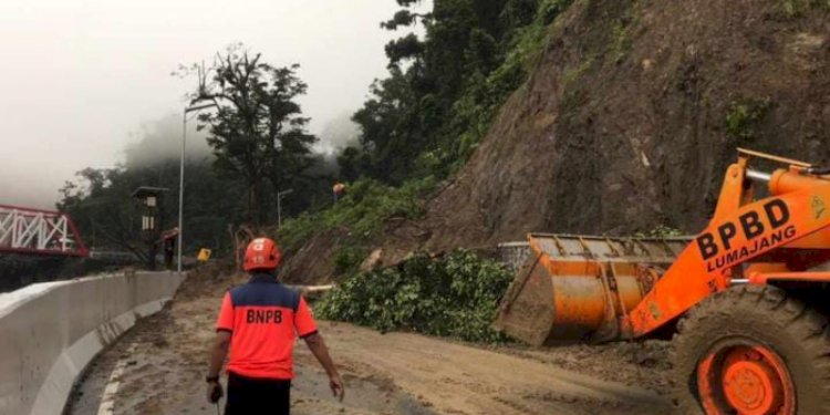 Badan Penanggulangan Bencana Daerah (BPBD) Kabupaten Lumajang membuka akses jalan yang tertutup longsor di Kabupaten Lumajang, Jawa Timur/Ist