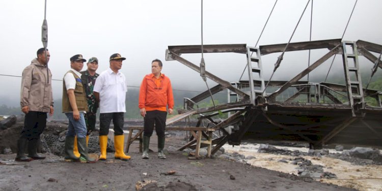 Salah satu jembatan yang putus akibat banjir bandang lahar Gunung Semeru/Ist