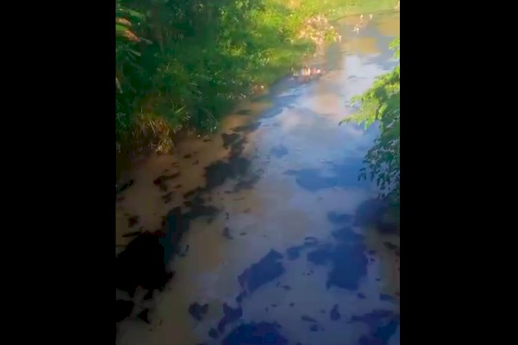 Kondisi sungai kelekar di Prabumulih yang tercemar tumpahan minyak akibat pipa Pertamina bocor, Minggu (9/7). (dok. Warga)