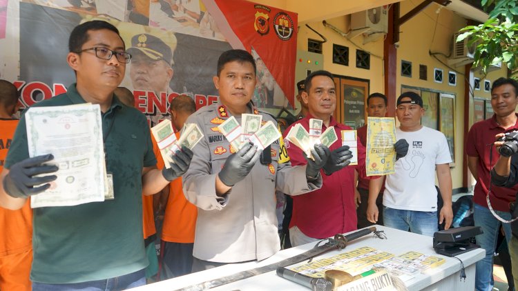 Kapolres Sukabumi AKBP Marully Pardede saat melakukan gelar perkara ungkap kasus peredaran dolar palsu. (dok. Polres Sukabumi)