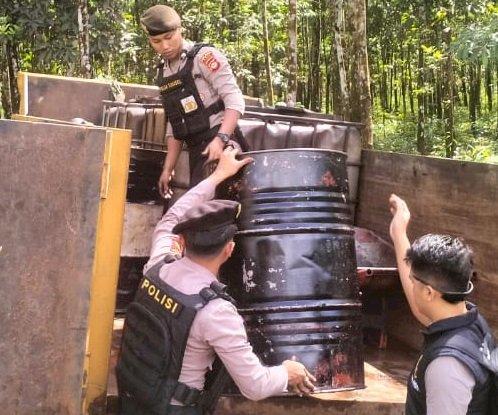 Sebanyak 2.200 liter atau 2,2 ton Bahan Bakar Minyak (BBM) jenis solar diduga ilegal berhasil diamankan  pihak Polres Penukal Abab Lematang Ilir (PALI), Jumat (7/7)  dari sebuah warung milik Wahab, di Jalan Servo Lintas Raya, Kilometer 45, Kecamatan Tanah Abang, Kabupaten PALI. (ist/rmolsumsel.id)