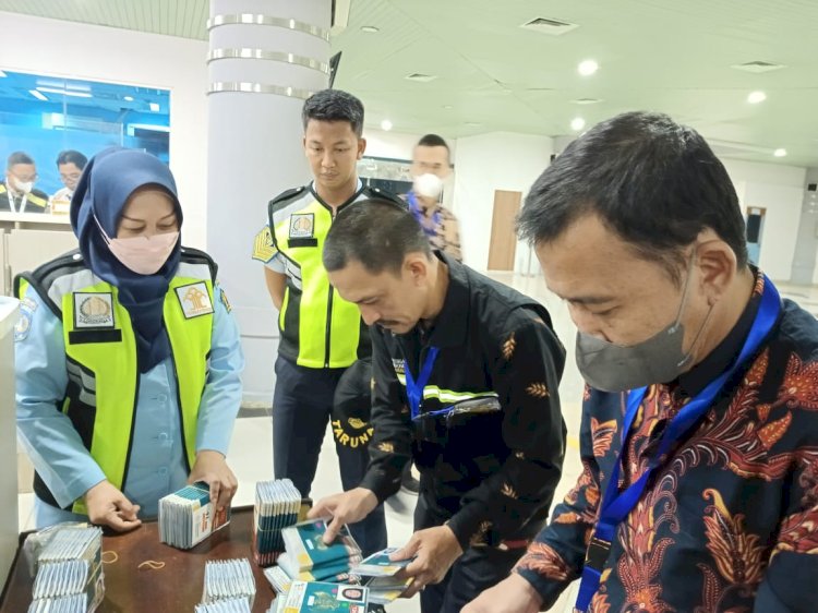 Kantor Imigrasi Kelas I Tempat Pemeriksaan Imigrasi (TPI) Palembang, Sumatera Selatan menyiapkan tiga tim dengan 50 personel untuk pelayanan pemeriksaan paspor jamaah haji di Debarkasi Sultan Mahmud Badaruddin (SMB) II Palembang mulai 6 Juli hingga 3 Agustus 2023. (dok. KemenkumHAM Sumsel)