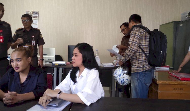 Lina Mukherjee, tersangka kasus konten makan babi (baju hitam)/ist
