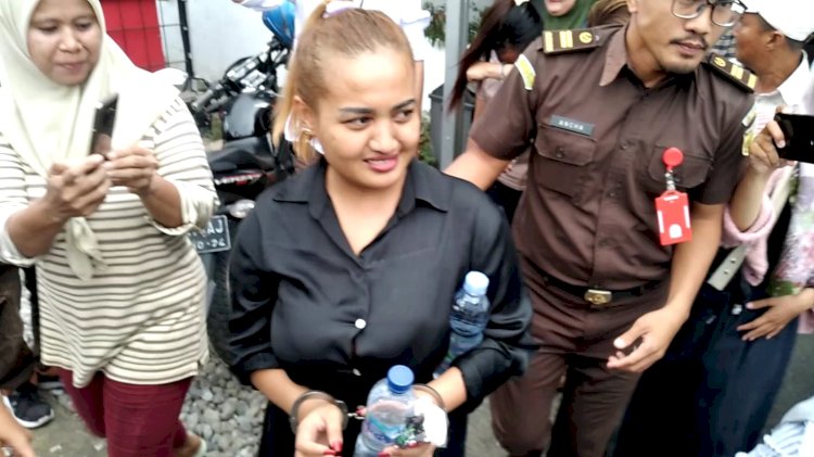 Lina Mukherjee tersangka konten makan babi saat tiba di Lapas Perempuan. (Fauzi/RmolSumsel.id)