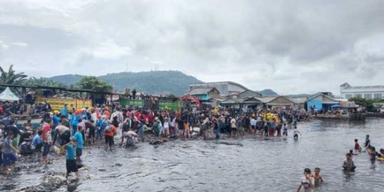 Pandawa group bersama warga membersihkan pantai Sukaraja dari sampah. (RmolLampung.id)
