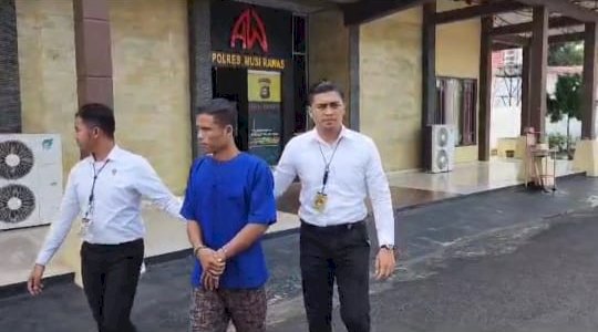 ersangka Abdul Haris saat digiring Polisi untuk dihadirkan dalam pres rilis ungkap kasus Satres Narkoba Polres Musi Rawas/