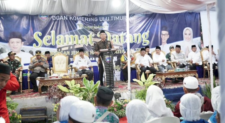 Wabup OKU Timur, Yudha saat menyambut 359 jamaah haji di Lapangan Koni Belitang/ist