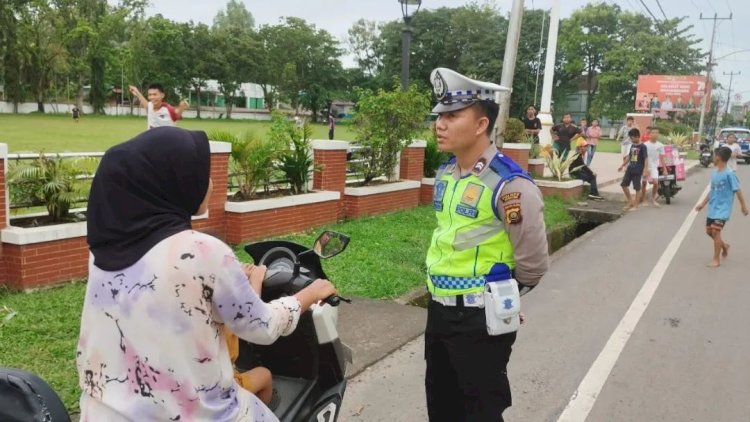 Personel lalu lintas Polres Muara Enim tegur pengendara sepeda motor yang tidak menggunakan pelindung kepala atau helm.(Noviansyah/RmolSumsel.id)