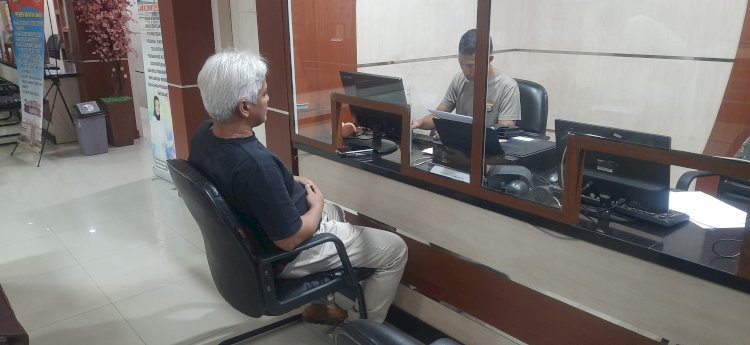orban Yulian Rais saat membuat laporan polisi di SPKT Polda Sumsel. (Fauzi/RmolSumsel.id)
