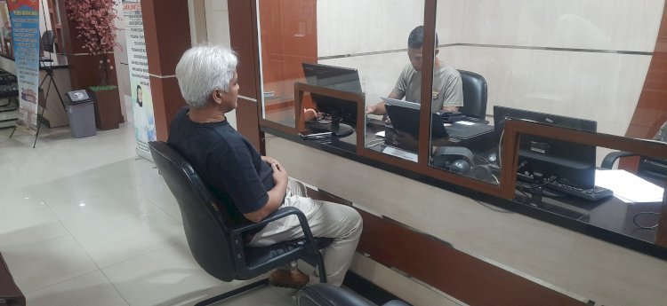 Korban Yulian Rais saat membuat laporan polisi di SPKT Polda Sumsel. (Fauzi/RmolSumsel.id)