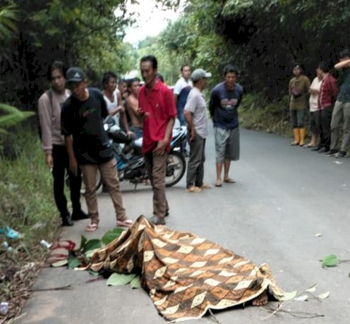 Jenazah Supriadi (35) terkapar di tengah jalan usai dianiaya oleh Yasir lantaran dituduh mencuri karet milik pelaku. (ist/RmolSumsel.id)