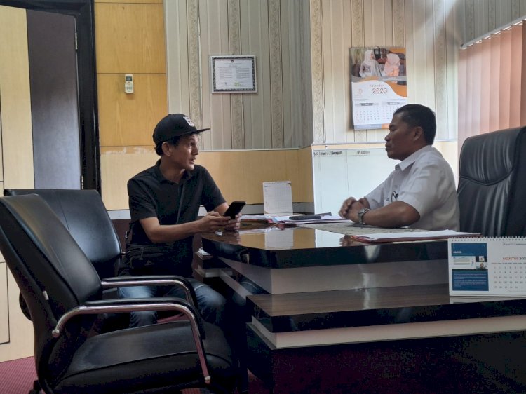  Pj Sekda OKU Timur, Sutikman saat diwawancarai di ruang kerjanya, Rabu (12/7). (Amizon/RmolSumsel.id)