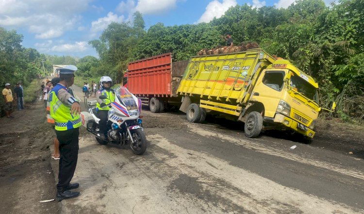 Jalan lintas di Desa Lubuk Rumbai pada Selasa pagi sempat macet akibat adanya tiga unit truk yang terperosok di jalan rusak