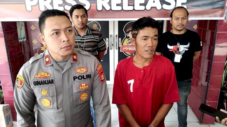 Tersangka Sukron saat dihadirkan dalam pres rilis di Mapolsek Ilir Barat I /ist