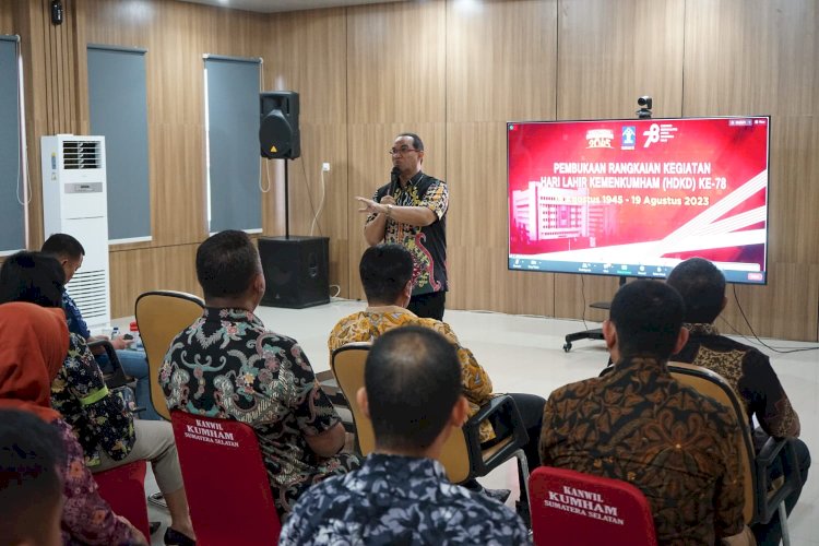 Kakanwil Kemenkumham Sumsel, Ilham Djaya saat menyampaikan sambutan dalam Rangkaian Hari Dharma Karya Dhika (HDKD) ke-78 Tahun 2023 di aula Musi. (dok Humas KemenkumHAM Sumsel)