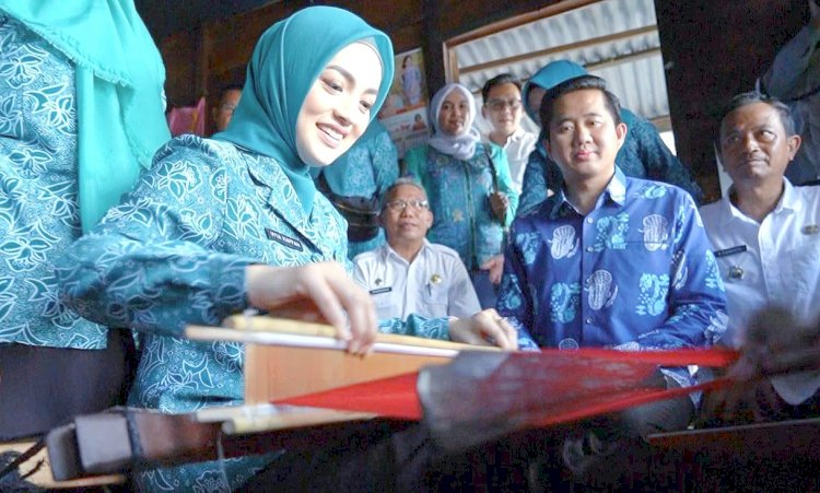 Pelaksana Tugas (Plt) Bupati Muara Enim, Ahmad Usmarwi Kaffah meninjau sentral pembuatan pakaian tradisional sulaman dan songket motif Makraje produksi pengrajin Desa Kayuara Batu, Kecamatan Muara Belida. (Noviansyah/RmolSumsel.id)