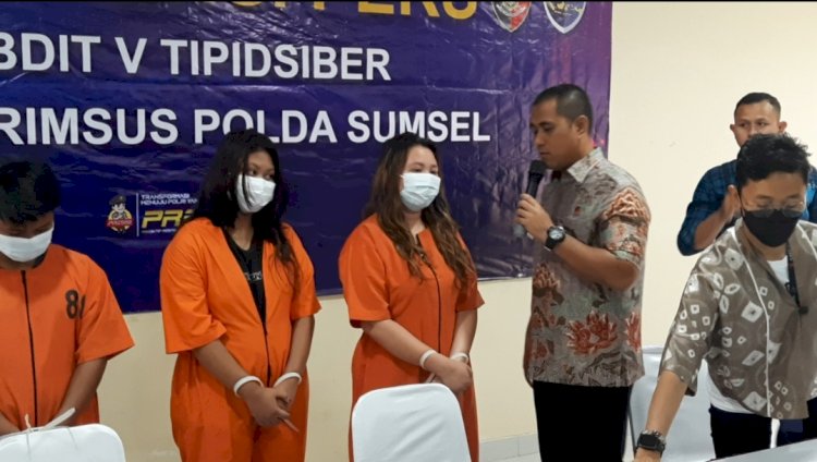 Wadir Reskrimsus Polda Sumsel AKBP Putu Yudha Prawira menginterogasi wanita yang mempromosikan judi online . (Fauzi/RmolSumsel.id)