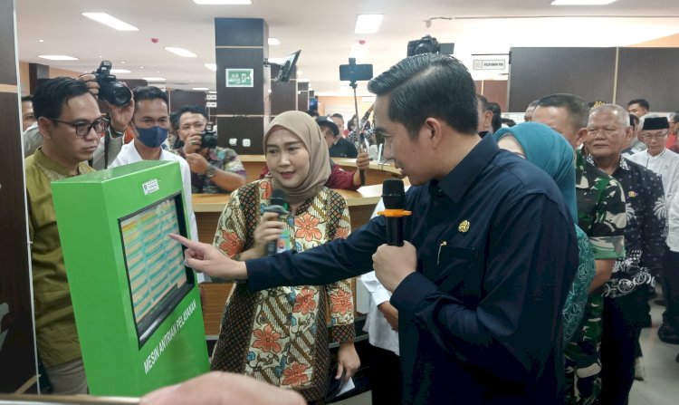 Plt Bupati Muara Enim Ahmad Usmarwi Kaffah tinjau dan resmikan MPP di gedung DPMPTSP Muara Enim/Foto:Noviansyah