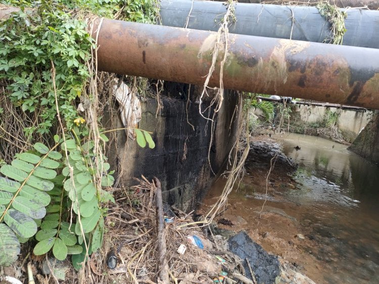 Pipa minyak Pertamina yang mengalami kebocoran hingga mencemari Sungai Kelekar. (ist/rmolsumsel.id) 