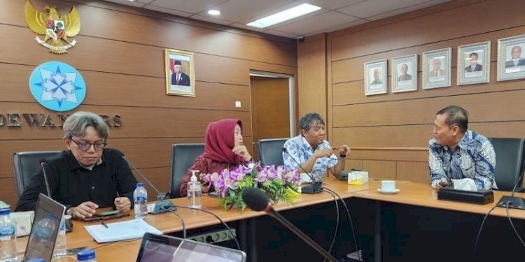 Ketua Dewan Pers Ninik Rahayu (baju merah) didampingi tiga anggota Dewan Pers, Asmono Wikan (paling kiri), Arif Zulkifli (kedua dari kanan), dan Atmaji Sapto Anggoro dalam pertemuan dengan Konstituen Dewan Pers, Jumat (14/7)/Ist