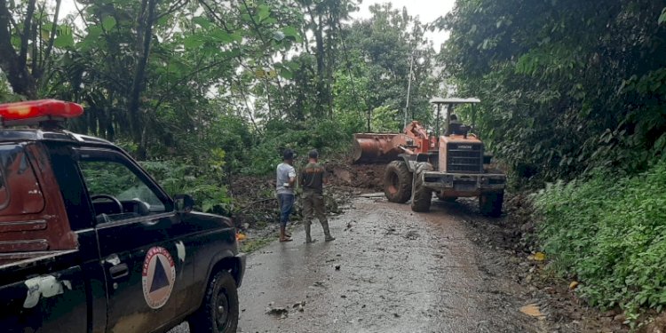 Badan Penanggulangan Bencana Daerah (BPBD) Kabupaten Agam membersihkan material longsor/Ist
