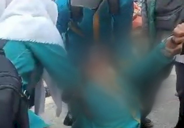 Seorang pelajar SMK berinisial MR harus dilarikan ke rumah sakit dalam keadaan berdarah dan tak sadarkan diri, karena ditikam pakai kunci motor . (ist/RmolSumsel.id)