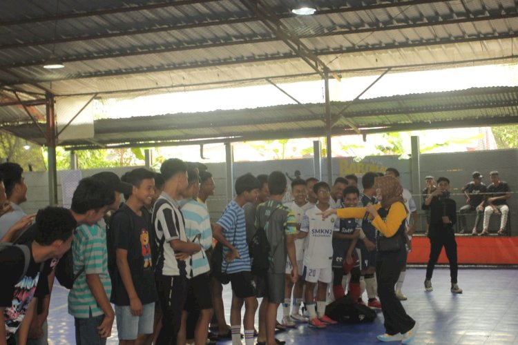 Direktur UT Palembang, Dr. Meita Istianda, S.IP, M.Si dalam pembukaan turnamen Futsal/ist