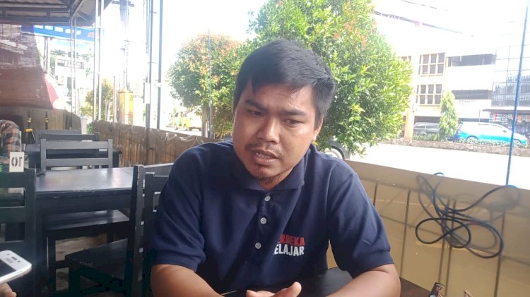 Hengki Ternando saat memberikan penjelasan kepada wartawan terkait dengan vonis bebas dua terdakwa yang menganiaya dirinya/ist