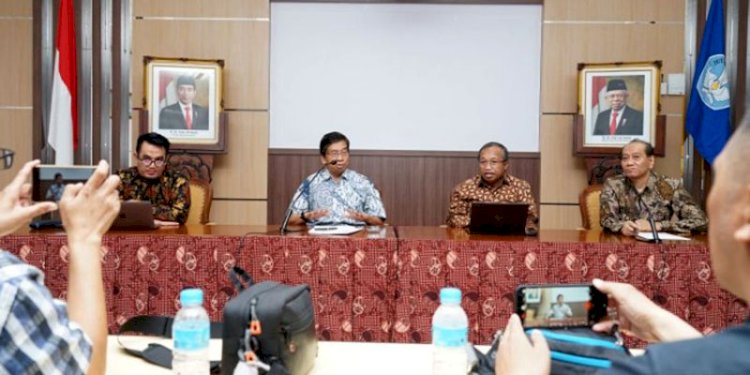 Konferensi pers terkait pencopotan dua gurubesar UNS/RMOLJateng