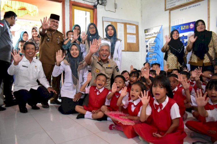 Bupati OKI Iskandar saat penyuluhan gizi di sekolah-sekolah. (ist/rmolsumsel.id) 