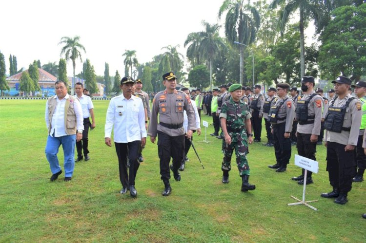 Kapolres OKI AKBP Dili Yanto saat meninjau kesiapan personel pengamanan Pilkades Serentak. (ist/rmolsumsel.id) 