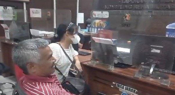 Supardi Limbong (56) warga Bekasi, Jawa Barat menjadi korban bandit pecah kaca Palembang  saat kendaraannya diparkir di Jalan Mayor Ruslan depan Rumah Makan Lau Cekala, Palembang.(ist/rmolsumsel.id)