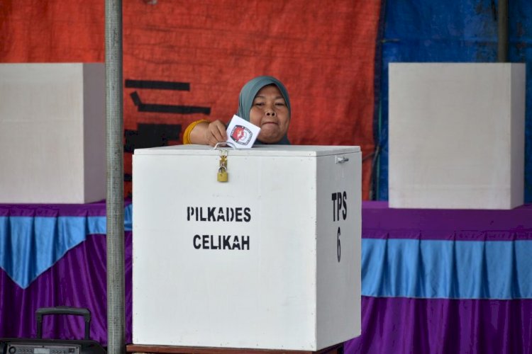 Warga OKI menggunakan hak pilihnya dalam Pilkades Serentak 2023. (ist/rmolsumsel.id) 