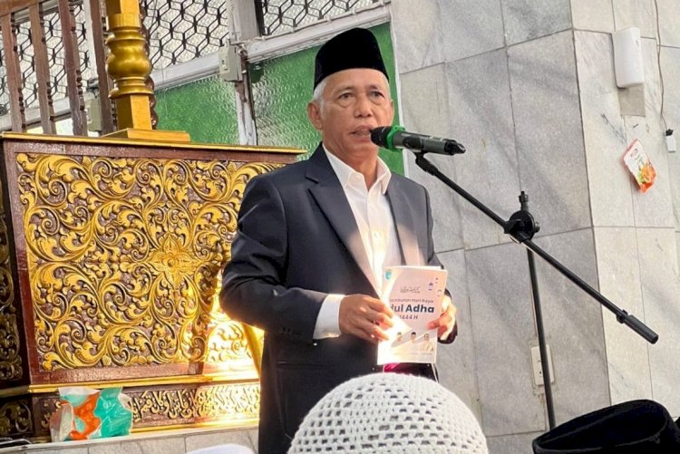Bupati OKI, Iskandar saat menyampaikan kata sambutan sebelum salat Idul Adha yang digelar di Masjid Agung Sholihin Kayuagung. (ist/rmolsumsel.id) 