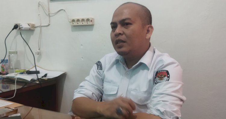 Kasubbag Teknis Penyelenggara dan Huppmas KPU OKU, Andre Bastian, diwawancarai di ruang kerjanya/ist