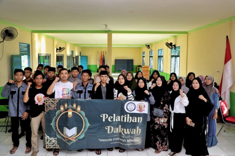 Sukarelawan Ganjar Milenial Center foto bersama usai menggelar pelatihan dakwah dengan metode 'dakwah milenial' di Kelurahan Pelita Jaya, Kecamatan Lubuk Linggau Barat I, Kota Lubuklinggau. (ist/rmolsumsel.id) 