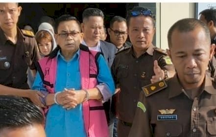 Mantan Sekretaris Bawaslu Sumatera Selatan (Sumsel), Iriadi Adi Ibrahim saat ditahan/ist
