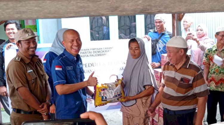 Ketua DPC Demokrat Kota Palembang,  Yudha Pratomo Mahyudin memberikan bantuan kepada korban kebakaran di Kelurahan Karang Anyar, Gandus, Kota Palembang. (ist/rmolsumsel.id)  