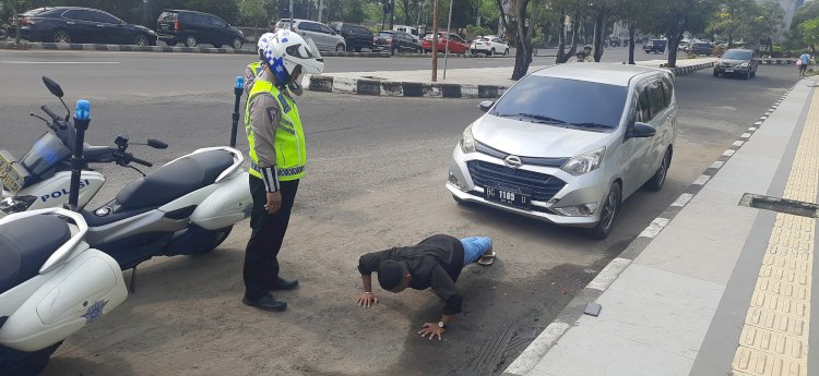 Pengendara Roda empat diberikan hukuman push up karena tidak membawa surat kendaraan. (Fauzi/RmolSumsel.id)