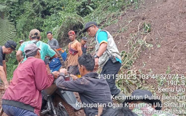 Akses jalan penghubung tiga Kecamatan OKU Selatan tertutup longsor sehingga tidak bisa dilalui kendaraan. (dok. BPBD Sumsel)