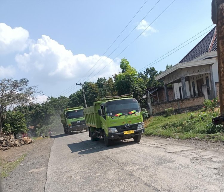 truk angkutan batubara melintas di jalan Kabupaten OKI Timur dikeluhkan oleh warga. (Amizon/RmolSumsel.id)