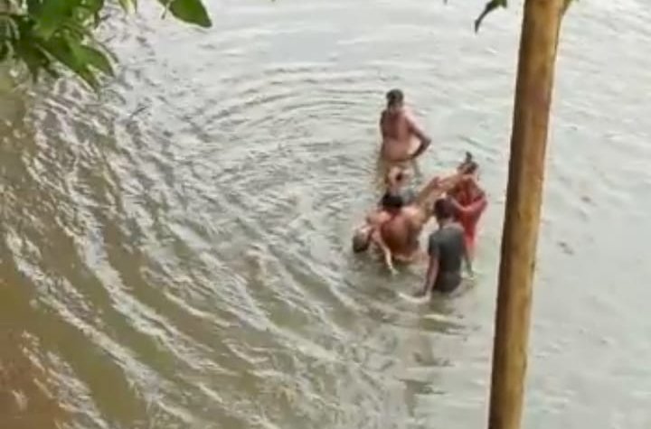 Warga mengevakuasi remaja yang tenggelam di Sungai Kelingi/repro