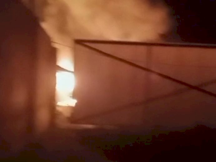Gudang penampungan minyak ilegal di Kelurahan Mangun Jaya, Kabupaten Muba terbakar. (ist/RmolSumsel.id)