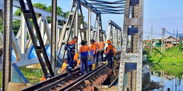 Perbaikan rel perlintasan Jalan Madukoro Raya/RMOLJateng