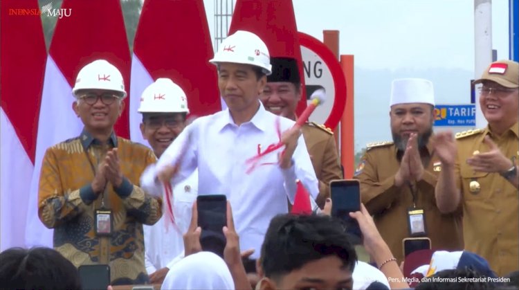 Presiden Joko Widodo sat mersemikan  Jalan Tol Bengkulu – Taba Penanjung garapan PT Hutama Karya (Persero) (Hutama Karya) di Gerbang Tol Bengkulu. (dok. Hutama Karya)