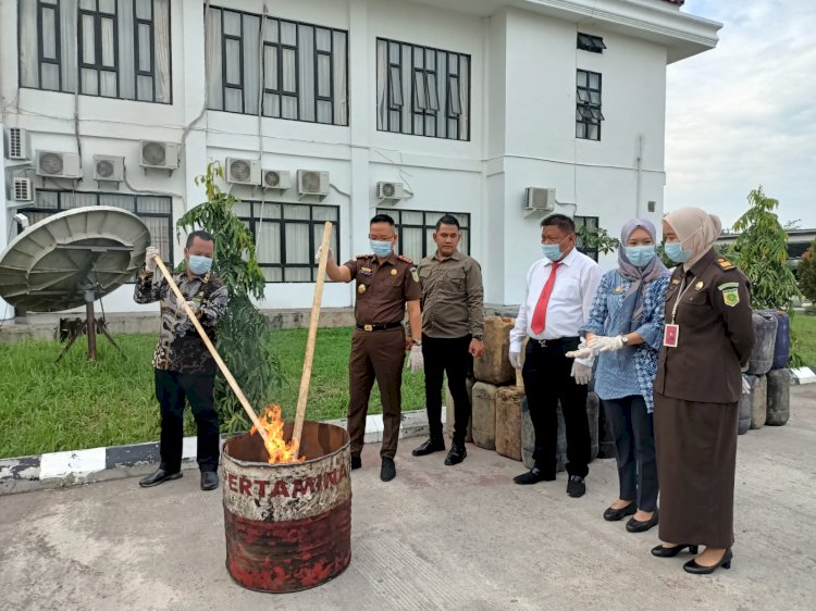 Pemusnahan barang bukti di Kejari OKU Timur. (Amizon/RmolSumsel.id)