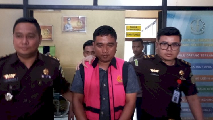 Oknum Kades Gunung Megang Luar yang ditahan Kejari Muara Enim terkait kasus penjualan aset Pemkab Muara Enim. (ist/rmolsumsel.id)